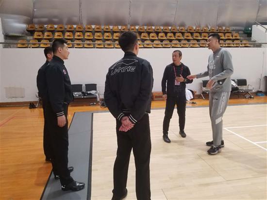 CBA裁判员和广东男篮主帅杜锋交流。